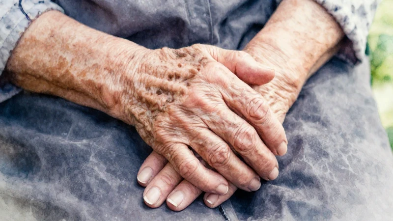 Manos ancianas entrelazadas, acuarela suave y luminosa
