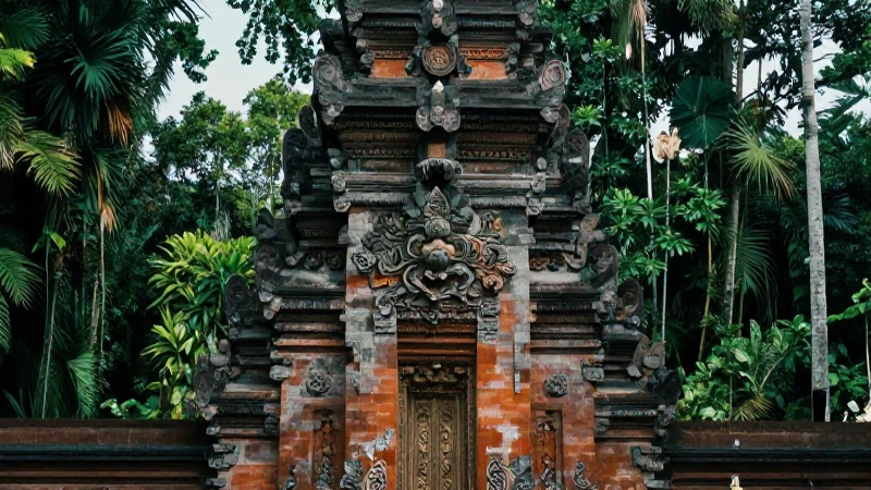 Templo maya, selva exuberante e iluminación cinematográfica