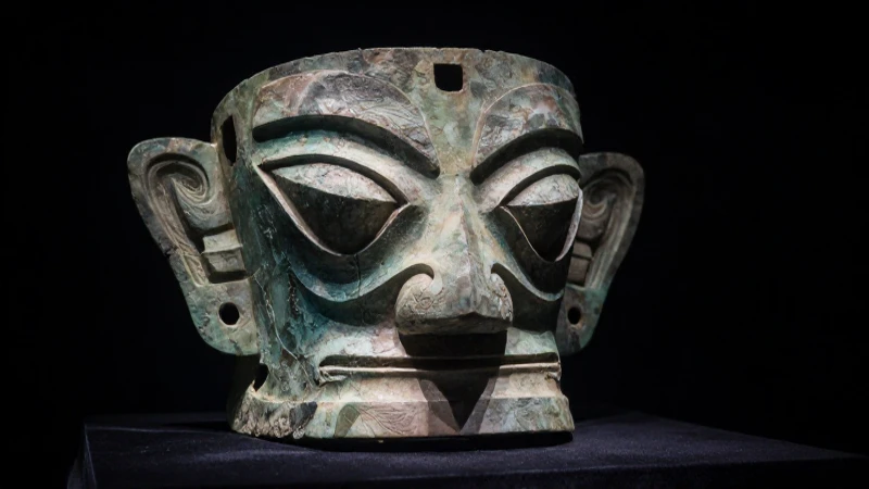 Escultura olmeca, máscara de jade, luz intensa