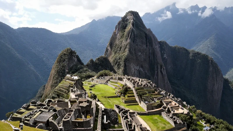 Dónde hallo una línea del tiempo de civilizaciones andinas 9 Ruinas inca con luz suave y panorámica