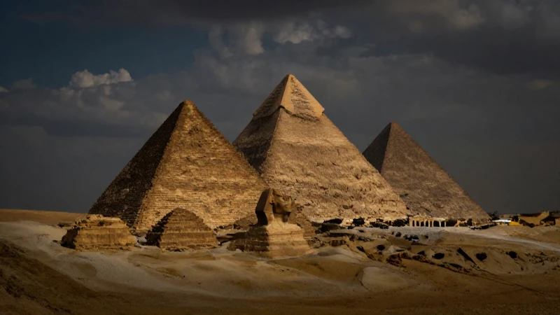 Pirámides de Egipto con el Coliseo al fondo