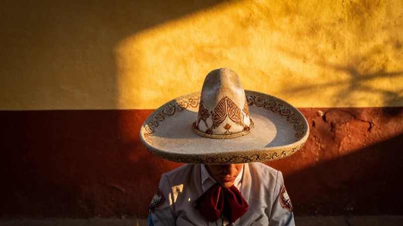 Cuál es la línea del tiempo de la vestimenta en México 6 Charro a caballo, luz dorada y vibrante
