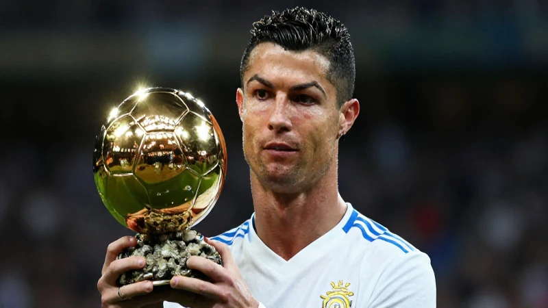 Joven Ronaldo con el Balón de Oro brilla