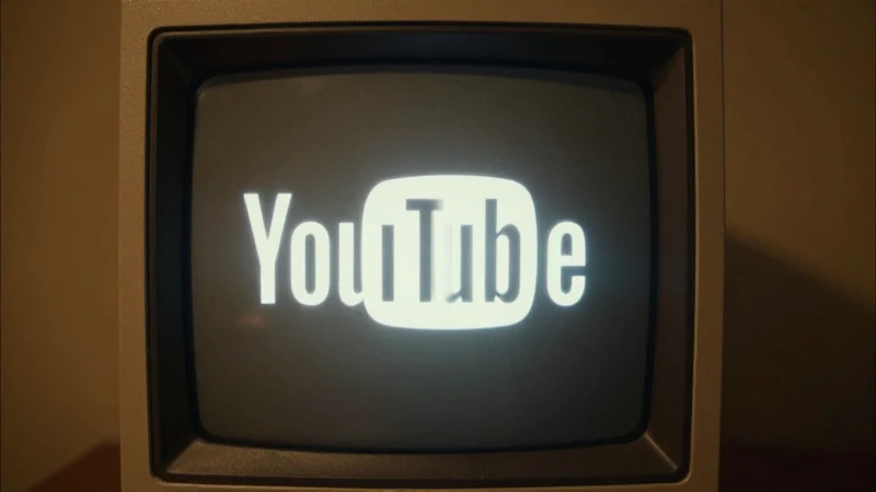 Monitor antiguo con brillo nostálgico y cálido