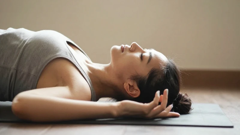 Mujer en yoga, serena y suavemente iluminada