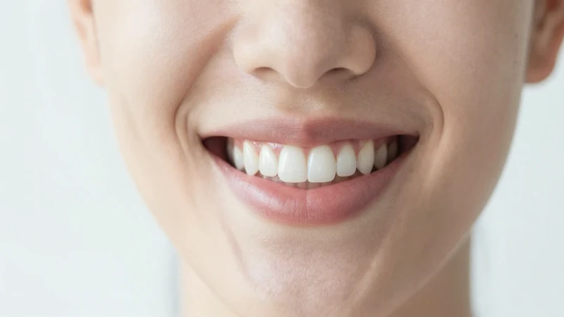 Sonrisa sana con luz natural suave