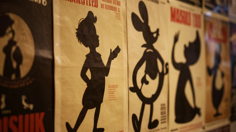 Carteles antiguos con siluetas Disney iluminadas