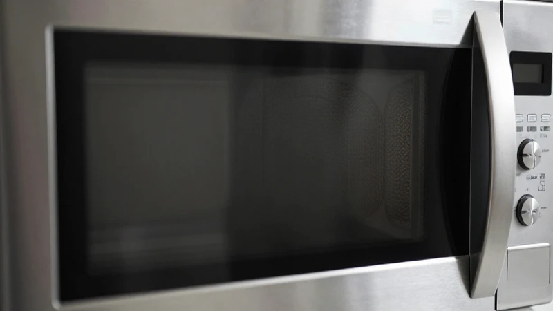 Horno microondas moderno, luz suave y enfoque selectivo