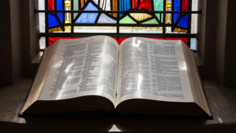 Biblia abierta, luz dramática y vidrios emplomados