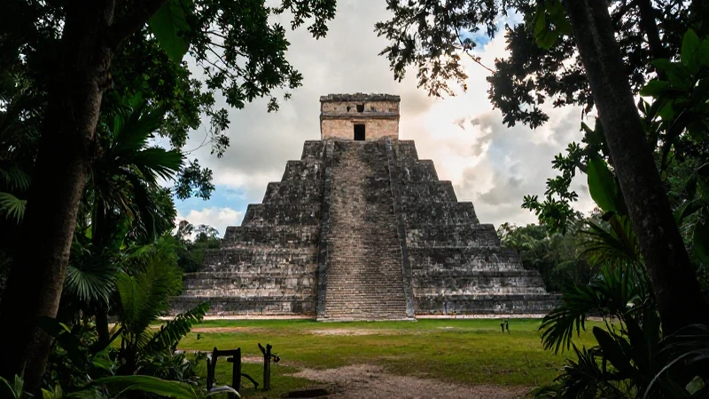 Pirámide maya en exuberante selva cinematográfica