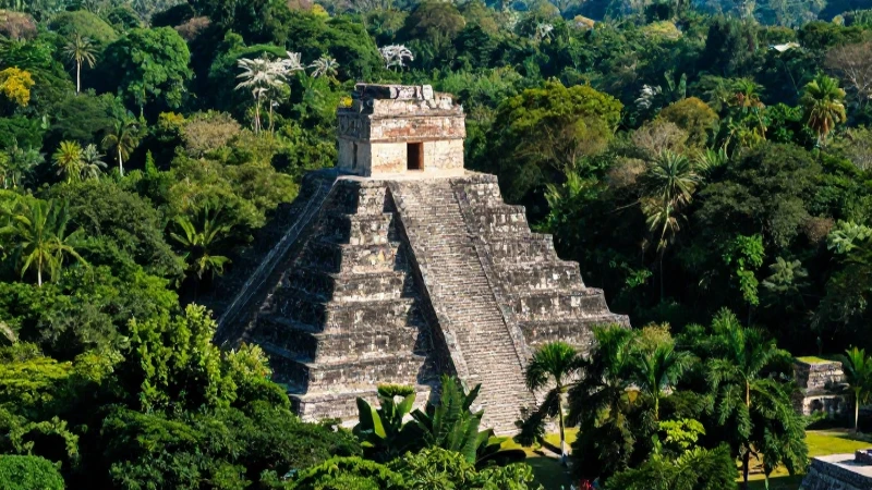 Pirámides mayas bajo exuberante selva tropical