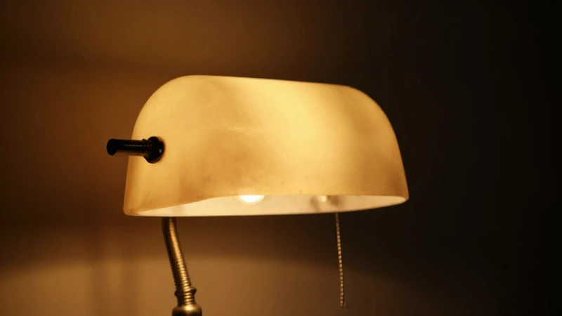 Lámpara vintage emite luz dorada cálida