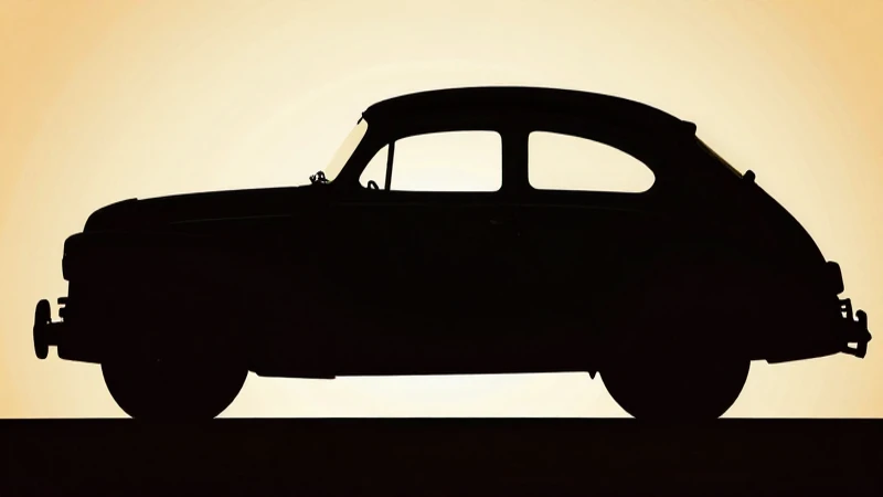 Evolución del automóvil: Línea de tiempo desde sus inicios 6 Coche antiguo iluminado con dramatismo retrógrado