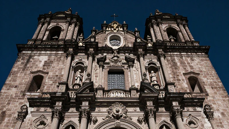Hidalgo preside la fachada barroca iluminada