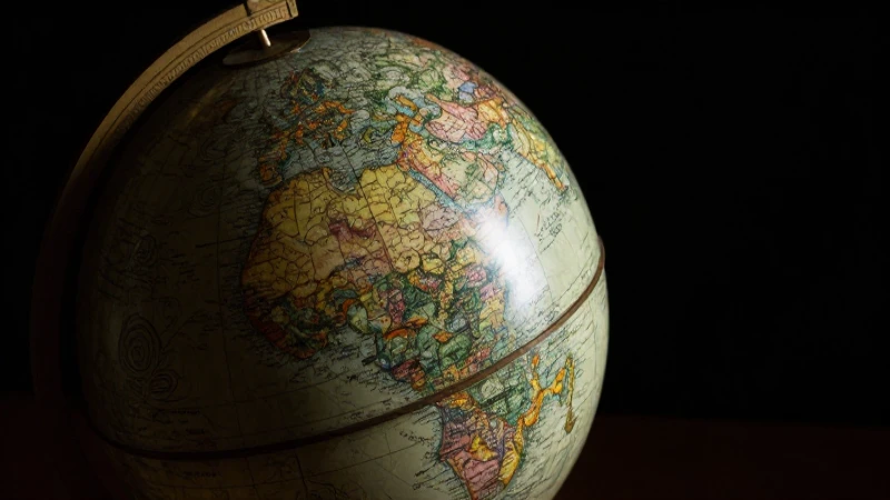Cuál es la línea de tiempo de la Geografía y su evolución 7 Globo antiguo muestra la Tierra en sombras