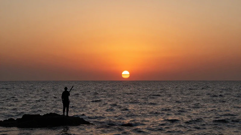 Pescador en el mar al atardecer