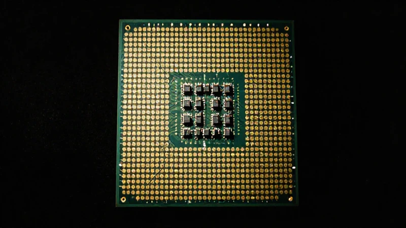 Chips antiguos iluminados con luz dramática