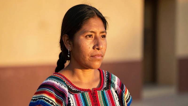 Mujer mixteca luce atuendo tradicional cálido