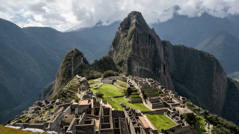 Historias de Machu Picchu: Línea del Tiempo de su Historia 8 Machu Picchu en la niebla, amplia vista