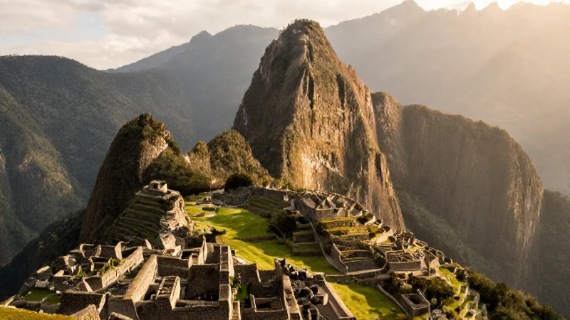 Historias de Machu Picchu: Línea del Tiempo de su Historia 7 Machu Picchu, neblina, luz dorada cinematográfica