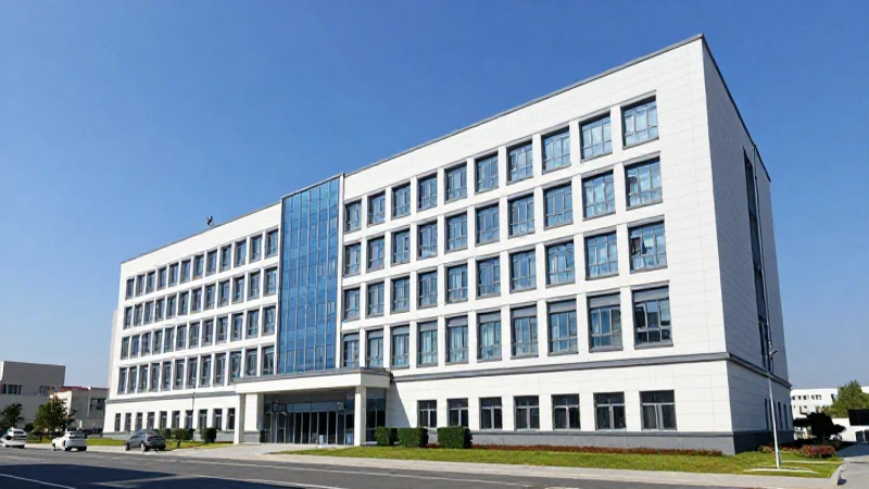 Edificio hospitalario moderno bajo cielo azul