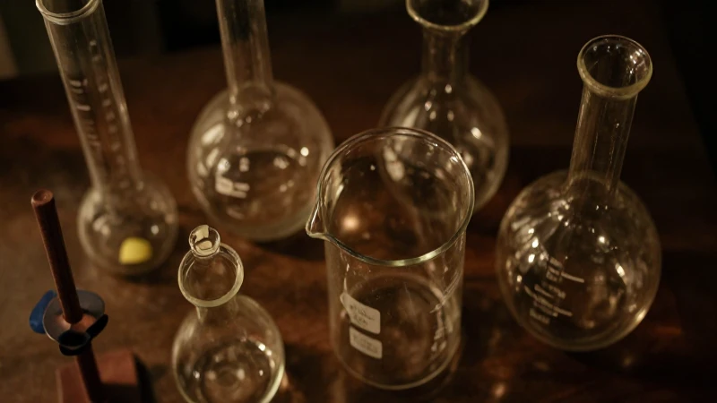 Claro y cálido laboratorio antiguo visto desde arriba