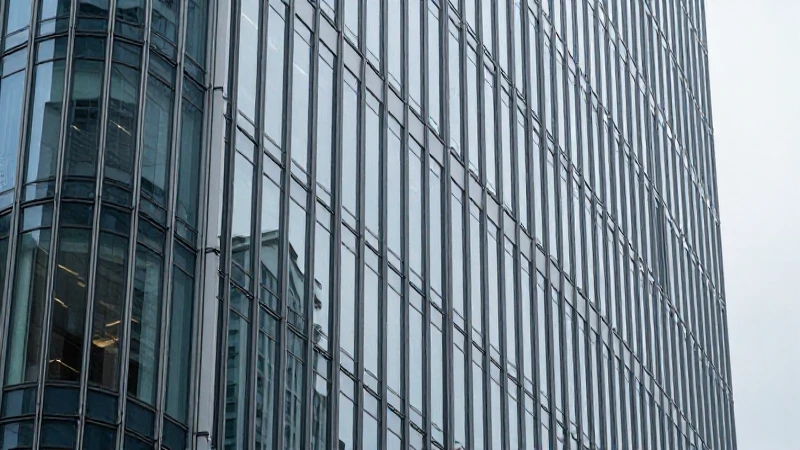 Fachada acristalada, luz difusa, arquitectura moderna