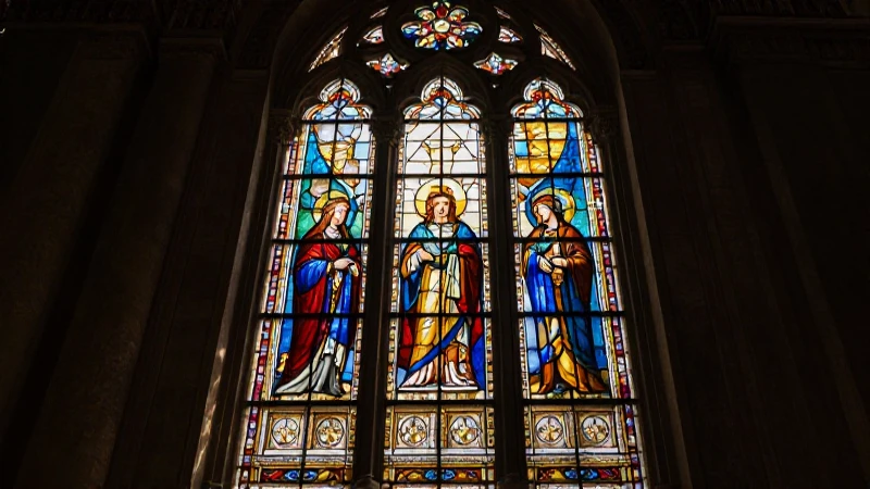 Arquitectura Vaticana, luz dramática y vidrieras ornamentales
