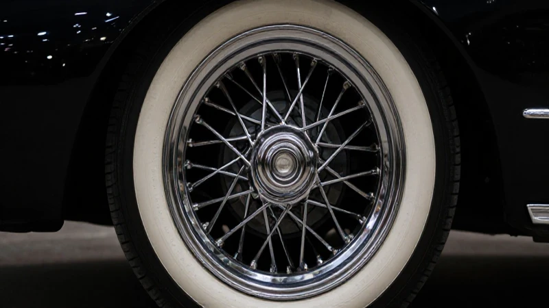 Rueda de coche antiguo con brillo cromado