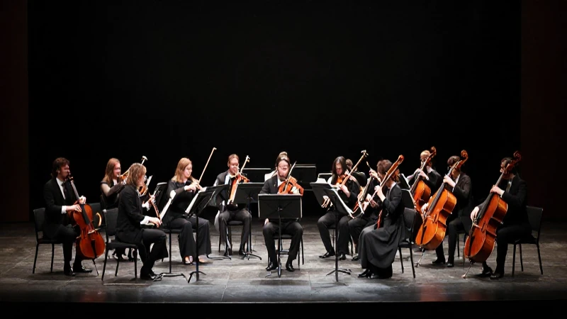 Orquesta barroca bajo luz dramática