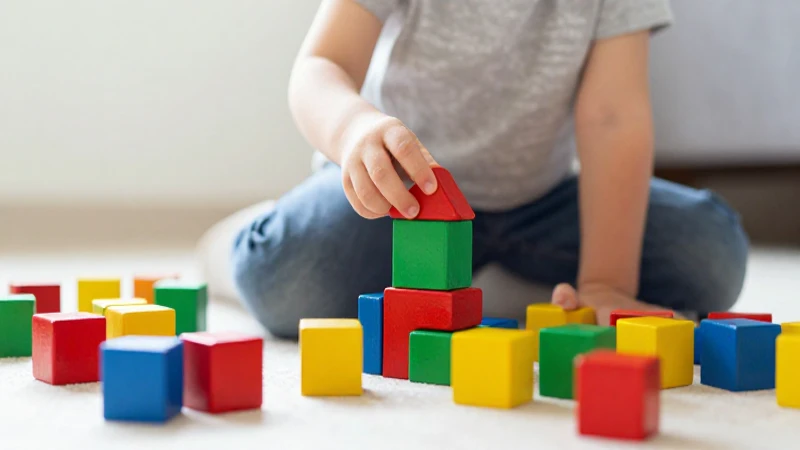 Cuáles son las etapas del desarrollo cognitivo de Piaget 6 Niño juega con bloques a la luz suave