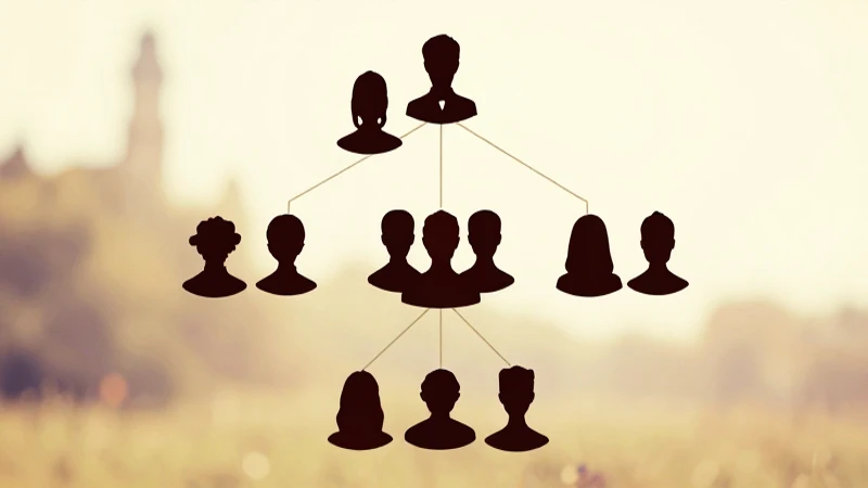 Árbol genealógico antiguo con siluetas suaves