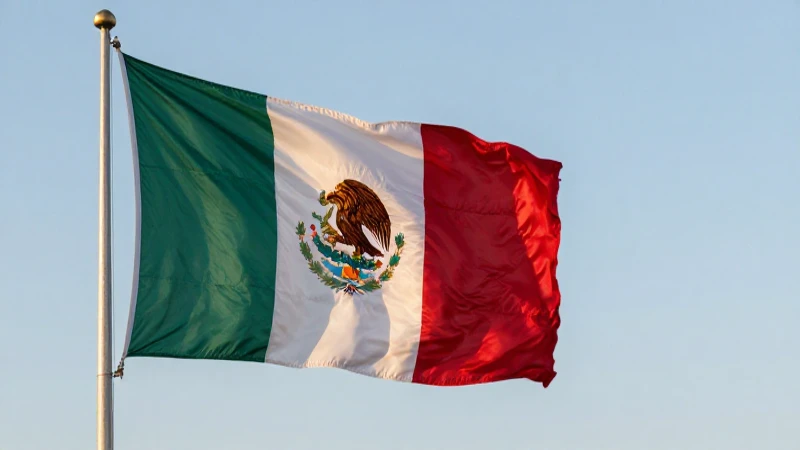 Bandeira mexicana ondea bajo cielo dorado