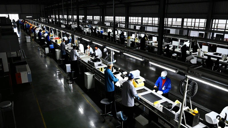 Fábrica, línea de montaje y luz contrastada