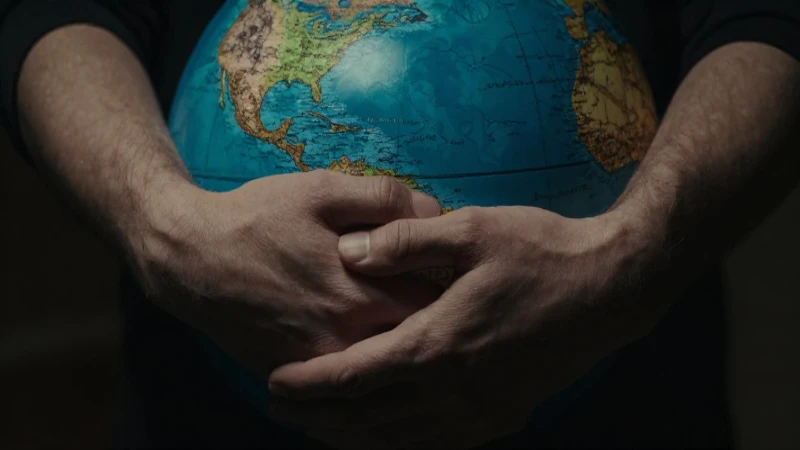 Línea del tiempo de la ONU: Hitos clave en su trayectoria 8 Mano entrelazada alrededor del mundo dramático