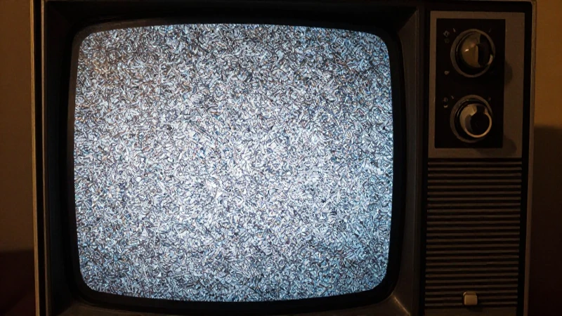 Televisión antigua, estática cálida y nostálgica