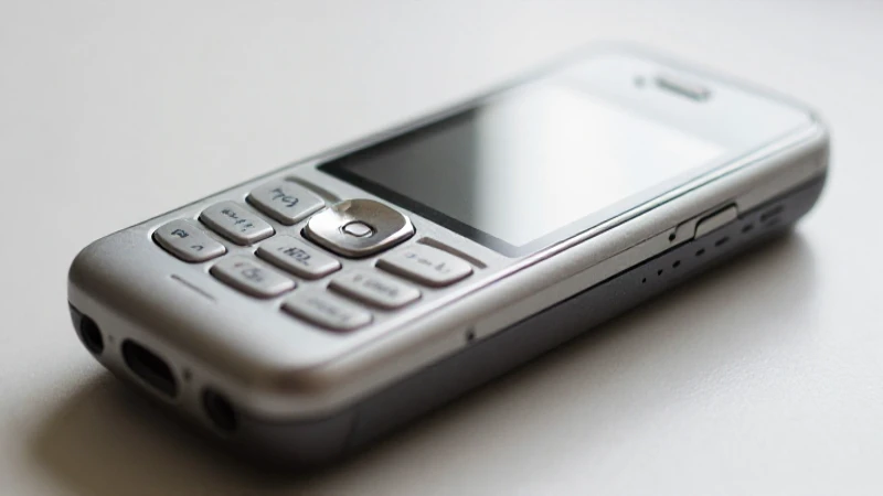 Cómo ha evolucionado la telecomunicación del telégrafo al 5G 8 Teléfono móvil iPhone antiguo, con luz suave