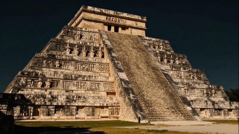 Línea del tiempo de los Aztecas: Historia y Periodo Clave 8 Guerreros aztecas ante ruinas mayas cinematográficas