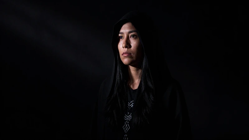 Cuál es la cronología de los derechos humanos en México hasta 2023 9 Mujer indígena vigilante, oculta en sombras