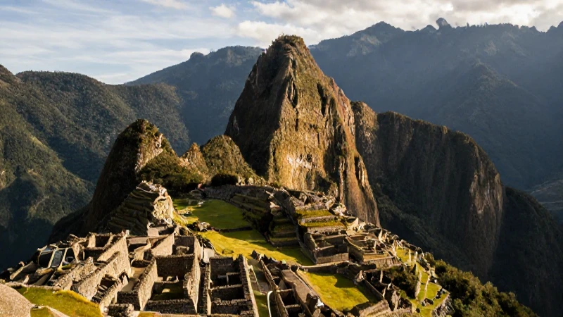Machu Picchu resalta al atardecer andino