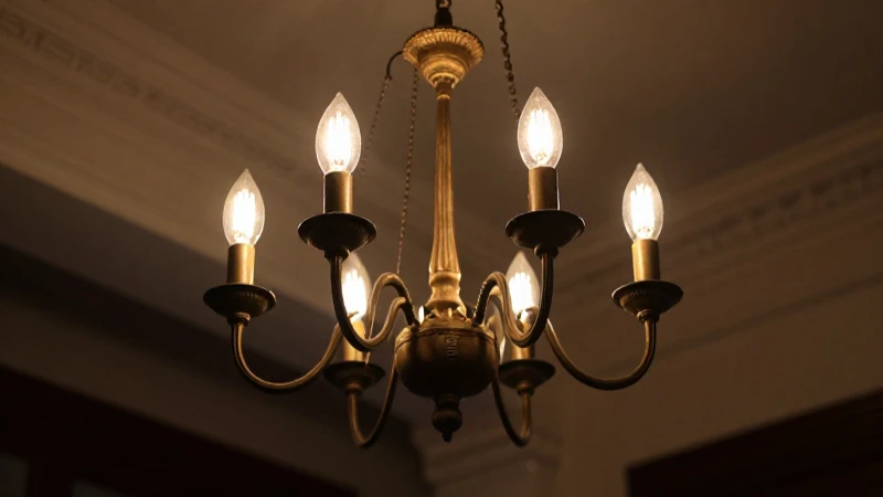 Lujoso candelabro antiguo con cálida luz suave