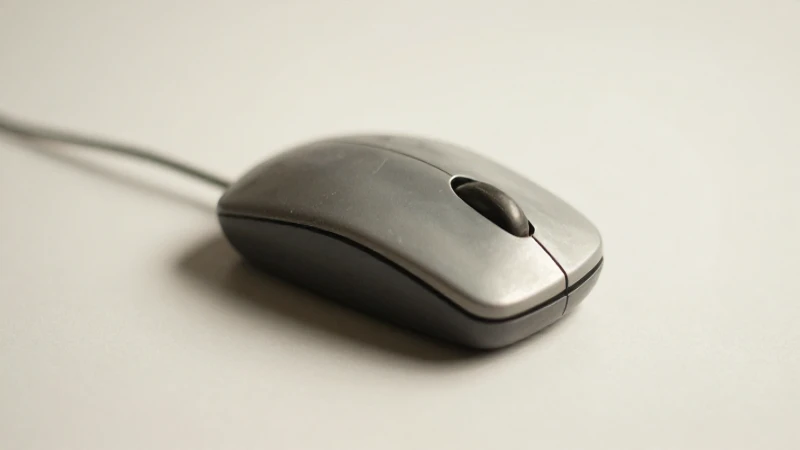 La Historia del Mouse: Línea de Tiempo desde su Invención 5 Ratón antiguo sobre escritorio, luz suave