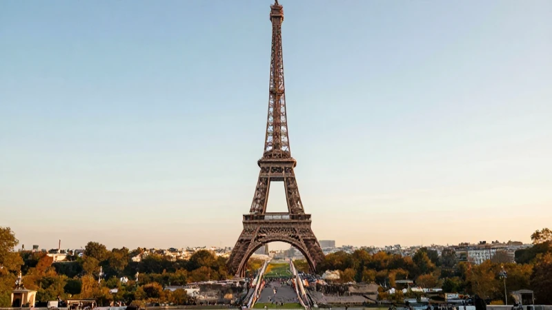 Atardecer dorado sobre la Torre Eiffel abarrotada