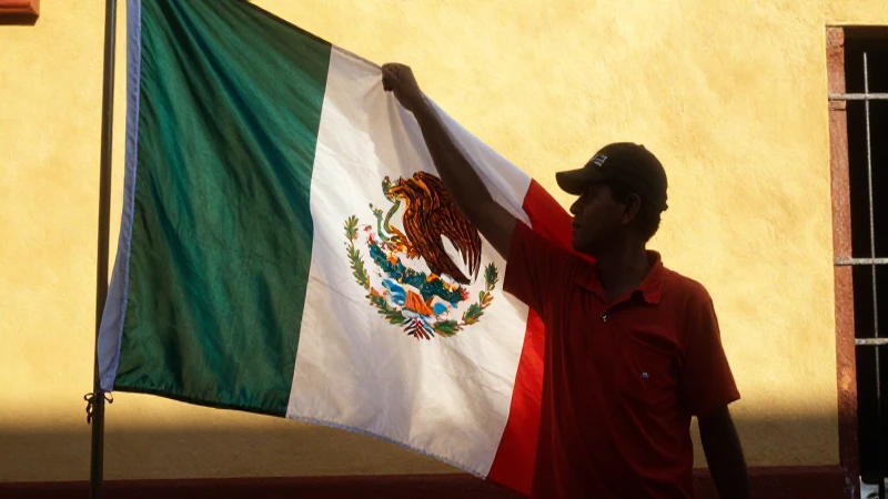 Bandera mexicana, trabajador a contraluz, documental