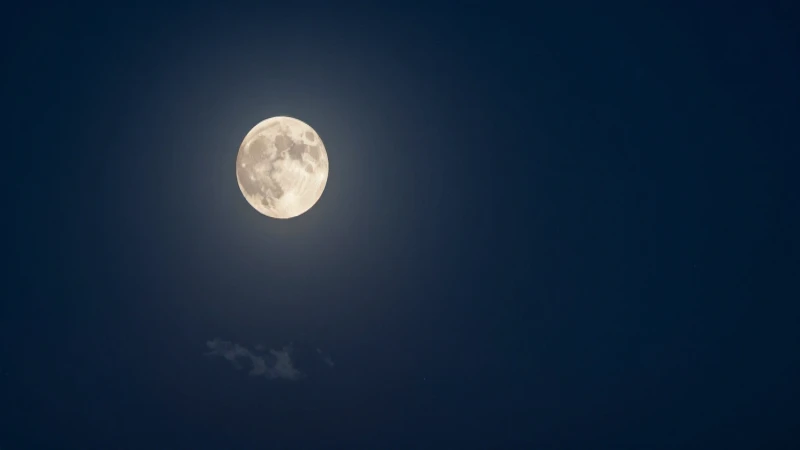 Luna llena con estrellas bajo luz suave