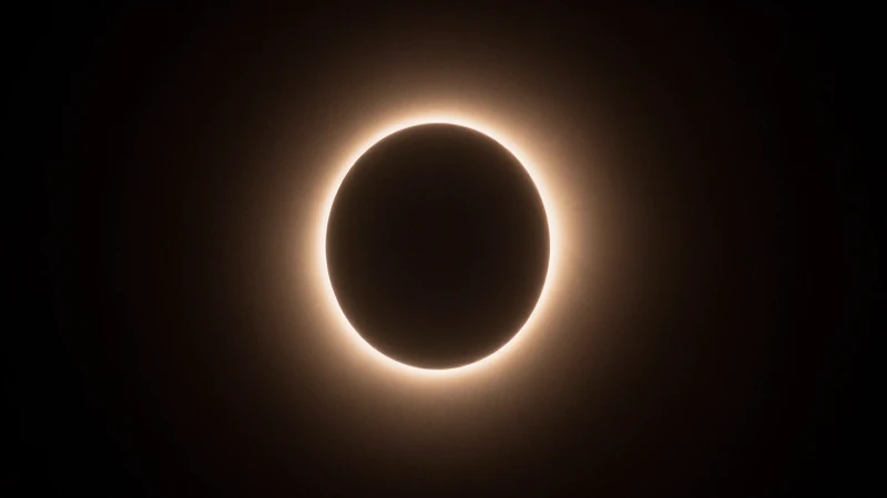 Eclipse total, corona brillante y amplio ángulo