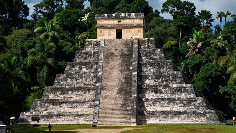 Pirámide maya en exuberante selva cinematográfica