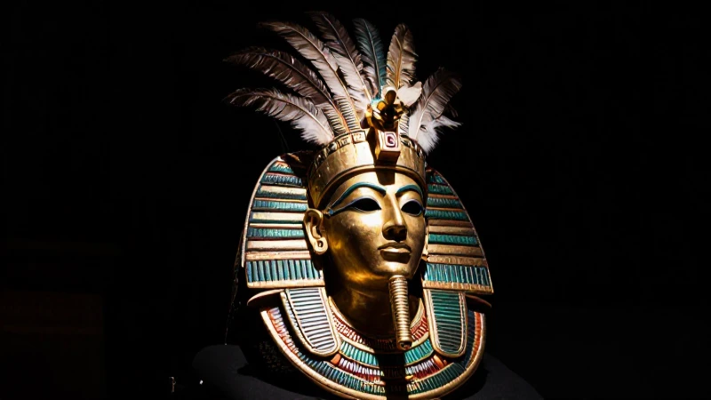 Emperador azteca, máscara dorada, plumaje dramático