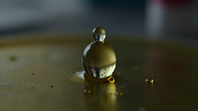 Gotas de aceite y agua bajo luz dramática
