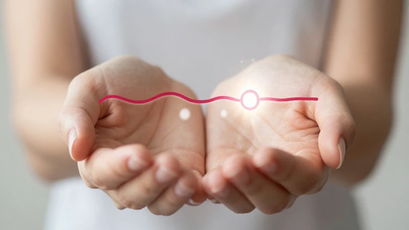 Mapa Conceptual del Ciclo Menstrual: Entiende su Proceso 5 Manos femeninas junto a diagrama del ciclo menstrual